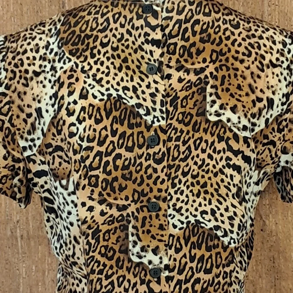 Vtg‎ PETITE SOPHISTICATE 2 Lux 100% Silk Fitted Animal Print Blouse Back Button - Picture 6 of 8